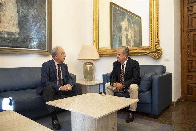 El presidente de la Diputación de Córdoba, Salvador Fuentes (dcha.), en su encuentro con el presidente de CECO, Antonio Díaz.