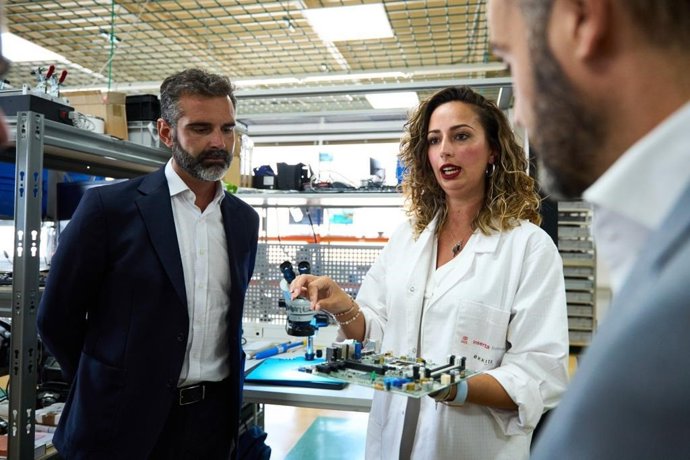El consejero de Sostenibilidad, Medio Ambiente y Economía Azul, Ramón Fernández-Pacheco, visita la empresa Éxxita Be circular, con sede en Bollullos de la Mitación (Sevilla).