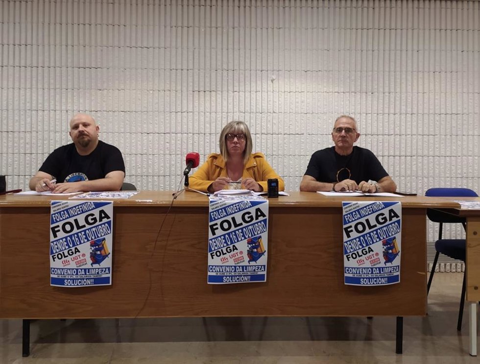 De izquierda a derecha, el responsable del sector de limpieza de UGT, Óscar González Boyero; la representante de CIG-Servizos, Asunción Castiñeira; y el líder del sector de limpieza de CC.OO en la provincia, José Manuel Brea, en el edificio sindical
