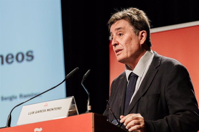 Archivo - El director del Instituto Cervantes, Luis García Montero, participa en el ciclo 'El fuego de la imaginación', en el Instituto Cervantes, a 11 de abril de 2023, en Madrid (España). 