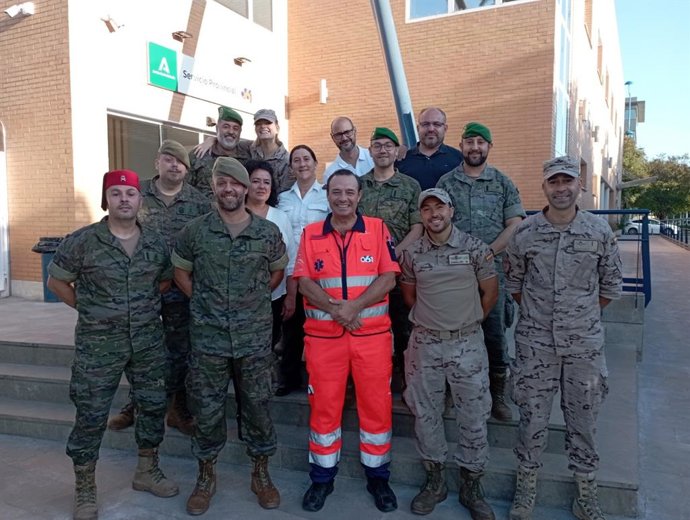 Foto de familia tras la jornada formativa para alumnos del curso técnico de transporte sanitario de la base militar del Acuartelamiento Aéreo de Tablada.