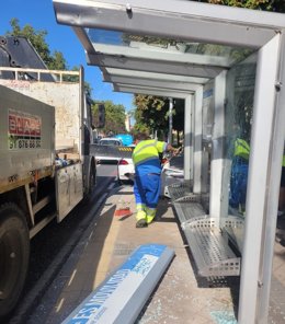 Un operario recoge los desperfectos provocados en el accidente.