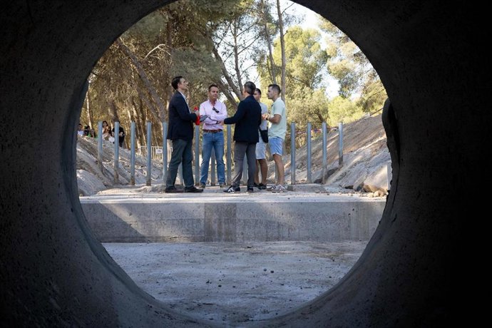El consejero municipal de Urbanismo e Infraestructuras del Ayuntamiento de Zaragoza, Víctor Serrano, frente al colector ampliado que se encuentra junto al CEIP 'María Zambrano'.