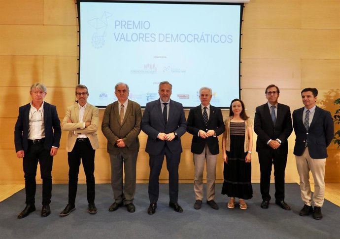 Un momento de la presentación de los premios con la participación del presidente de las Cortes, Carlos Pollán.