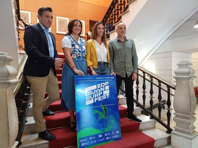 La vicealcaldesa de Gijón y portavoz del PP, Ángela Pumariega (segunda por la dcha), participa en una presentación en el Ayuntamiento de Gijón.