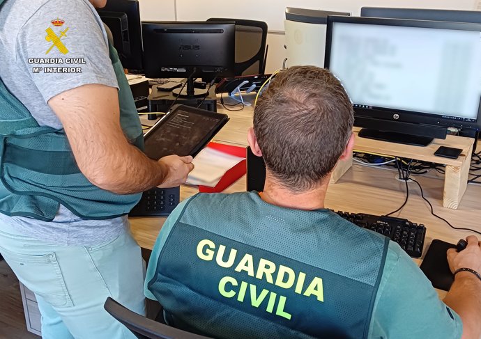 Archivo - Especialistas en ciberdelincuencia de la Guardia Civil
