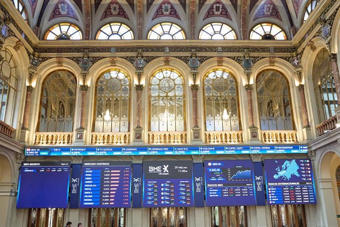 Varios paneles de valores del Ibex 35 en el Palacio de la Bolsa, a 26 de septiembre de 2023, en Madrid (España).