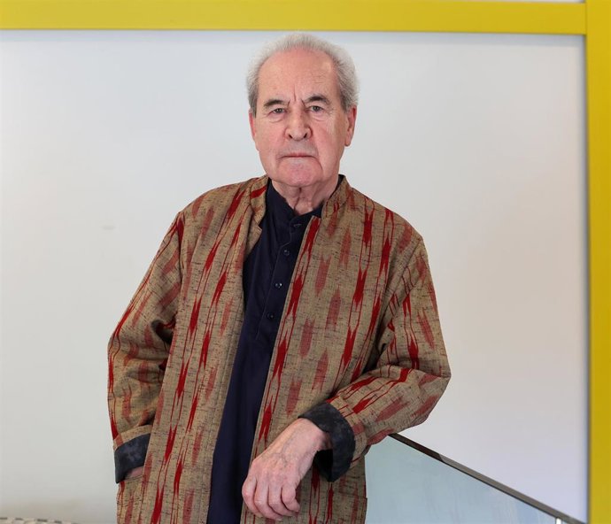 El ganador del Premio Princesa de Asturias de las Letras, John Banville, posa tras una entrevista para Europa Press por su nueva novela 'Las hermanas Jacobs' 