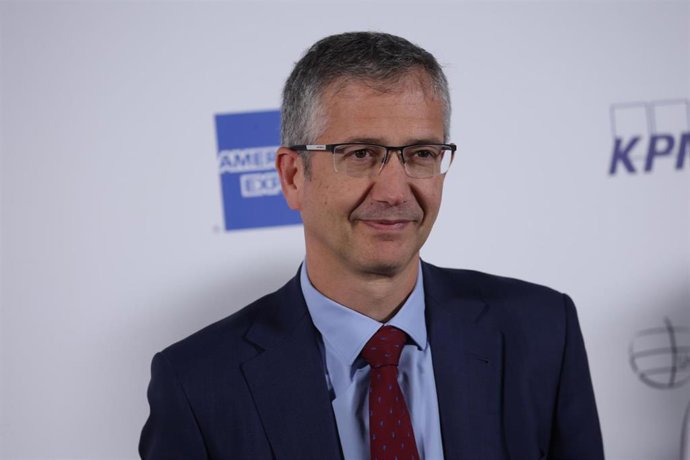 El gobernador del Banco de España, Pablo Hernández de Cos, durante la celebración del XIV Encuentro Financiero del diario Expansión y KPMG, en el Auditorio Rafael del Pino en Madrid, a 9 de octubre de 2023, en Madrid (España).