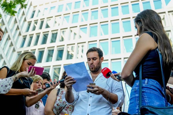 El representante de la  plataforma de Afectados por el Bono Alquiler Joven, Manuel Sanz, atiende a los medios a las puertas de la Consejería de Fomento.