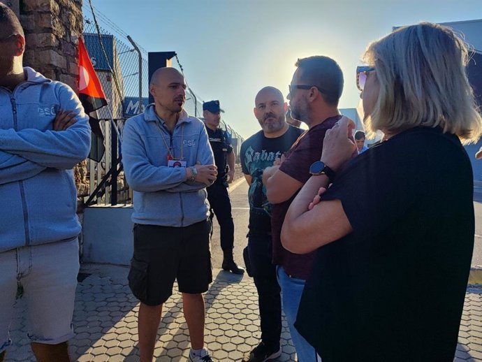 El portavoz parlamentario de Adelante Andalucía, José Ignacio García, este lunes durante su encuentro con trabajadores de la empresa Sevilla Control.