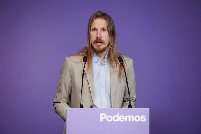 El portavoz de Podemos, Pablo Fernández, ofrece una rueda de prensa, en la sede de Podemos, a 9 de octubre de 2023, en Madrid (España). 