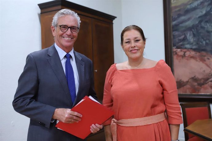 El presidente del Consejo Consultivo, Pablo Matos, y la presidenta del Parlamento de Canarias, Astrid Pérez, en una reunión para abordar el presupuesto de 2024