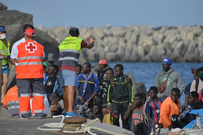 Los servicios sanitarios reciben una patera, en el muelle de La Restinga, a 8 de octubre de 2023, en El Hierro, Islas Canarias (España). Durante el día de hoy, 8 de octubre, han llegado a la isla de El Hierro un total de 376 inmigrantes. Esta madrugada,