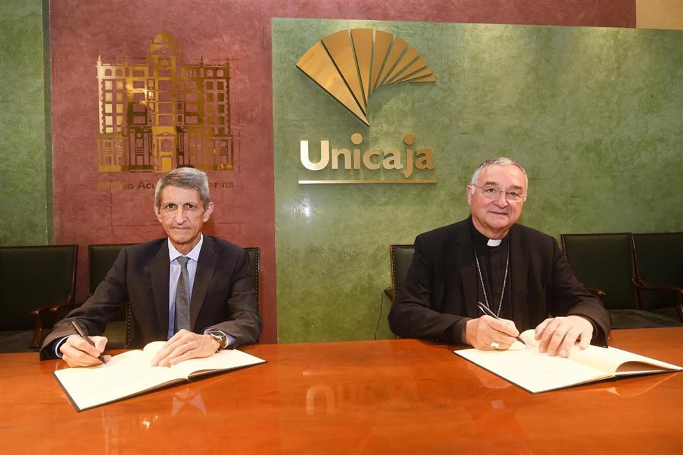 El presidente de la Fundación Bancaria Unicaja, José M. Domínguez, y el obispo de Almería y máximo responsable de la Fundación Pía, Antonio Gómez