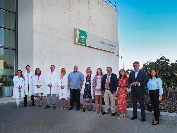 Botella (3 dcha.), ante el Hospital de Alta Resolución de Puente Genil.