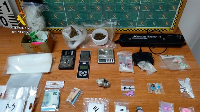 Sustancias y materiales intervenidos en la Operación 'Point of Sale', que se saldó con el desmantelamiento de tres puntos de venta de drogas en los barrios rurales zaragozanos de Garrapinillos, Casetas y Monzalbarba.