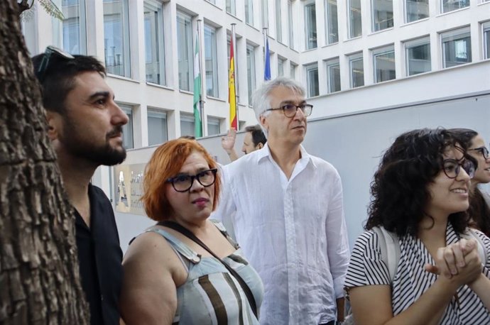 La diputada por Sumar en el Congreso Engracia Rivera; el coordinador provincial de IU, Manuel Lay, y el concejal de Podemos-IU, Ismael Sánchez, en la protesta por los retrasos del 'Bono Joven del Alquiler'.