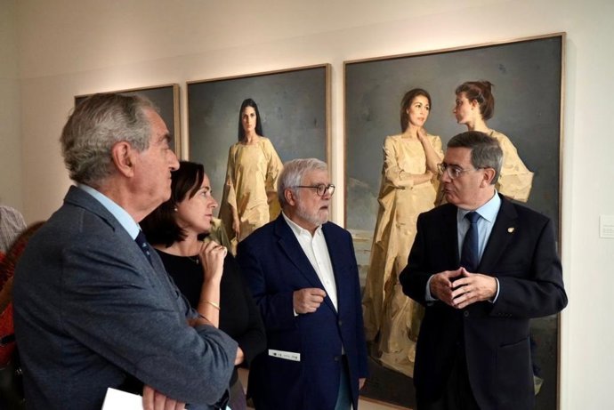 La edil de Cultura, Mariana Pineda, junto al presidente de la Real Academia de Bellas Artes de San Telmo, José Manuel Cabra de Luna; el director de la pinacoteca, Elías de Mateo y los presidentes de Fundación Sando y Fundación El Pimpi.