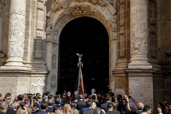 Llegada de la Senyera a la Catedral para el Te Deu, ocho años después de la última vez