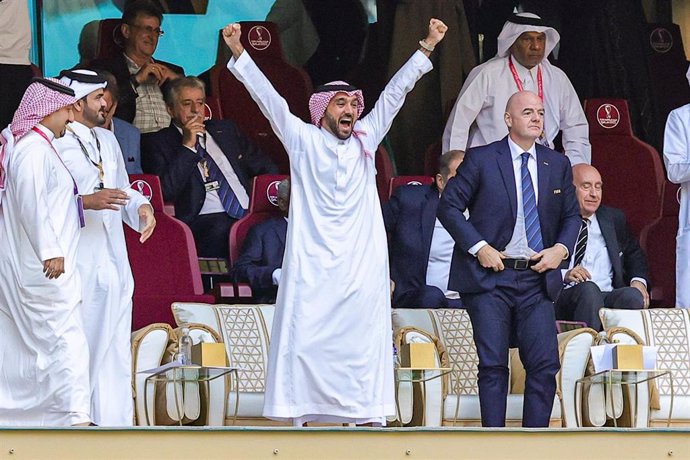 Archivo - El príncipe saudí Mohammed bin Salman Al Saud celebra un gol en el Mundial de Catar junto al presidente de la FIFA, Gianni Infantino. 