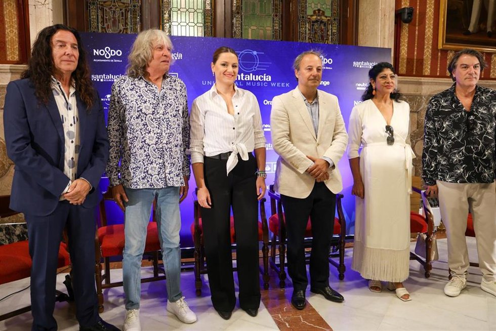 La delegada de Cultura del Ayuntamiento, Miverva Salas, en el centro de la imagen, en la presentación de la Santalucía Universal Music Week.