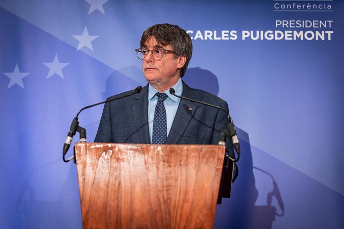 Archivo - El expresidente de la Generalitat y eurodiputado de Junts, Carles Puigdemont, ofrece una rueda de prensa durante la conferencia inaugural de las jornadas interparlamentarias de Junts per Catalunya, en el Hotel Thon EU, a 5 de septiembre de 202