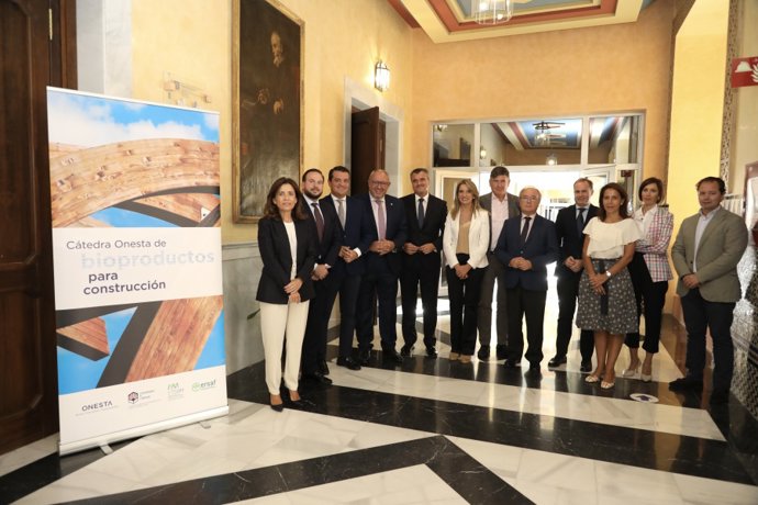 Autoridades asistentes a la presentación de la Cátedra de Bioproductos para Construcción.