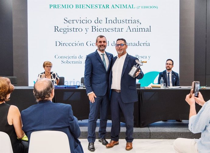 El Colegio de Veterinarios de Las Palmas otorga el Premio de Bienestar Animal a la Dirección general de Ganadería del Gobierno de Canarias