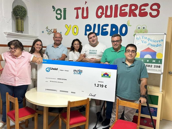 Miembros de Asemi de Estepa, con el cheque donado por la empresa Calgovsa.