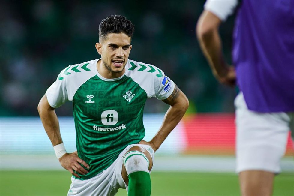 El central Marc Bartra, en un calentamiento con el Real Betis. 