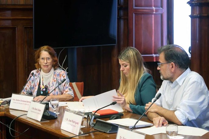 La síndica de Greuges, Esther Giménez-Salinas, en comisión parlamentaria
