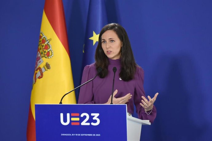 La ministra de Derechos Sociales y Agenda 2030 en funciones, Ione Belarra, atiende a los medios de comunicación, en el Palacio de Congresos, a 18 de septiembre de 2023 en Zaragoza, Aragón (España). 