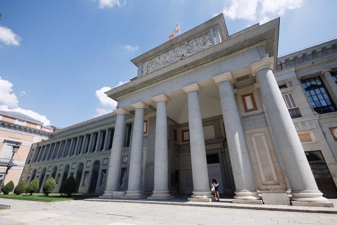 Archivo - Entrada, puerta de Velázquez, del Museo del Prado en Madrid.