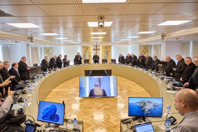 Los obispos en una reunión de la Comisión Permanente de la Conferencia Episcopal Española (CEE).