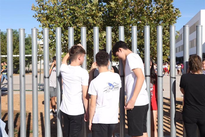 Alumnos a la salida de un Instituto de Educación Secundaria 