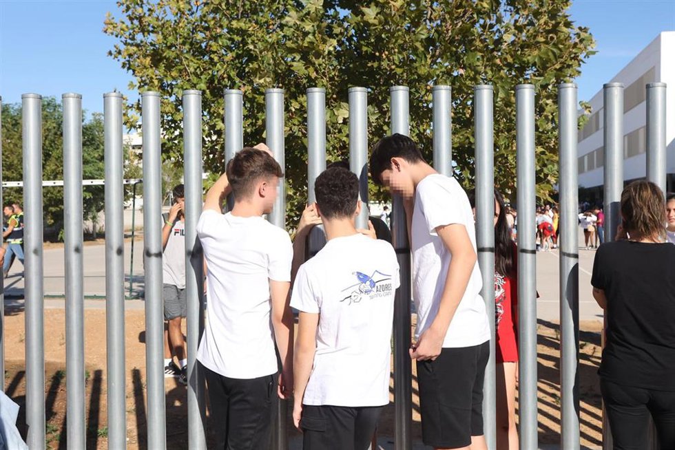 Alumnos a la salida de un Instituto de Educación Secundaria