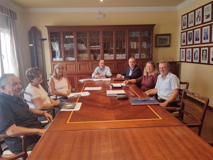 El conseller del Mar y del Ciclo del Agua, Juan Manuel Lafuente, en una reunión con la Asociación Casetes de Vorera de Menorca.