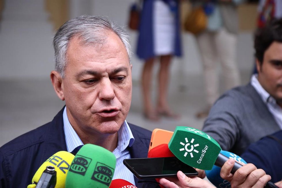 Archivo - El alcalde de Sevilla, José Luis Sanz, en una imagen de archivo de una atención a medios.