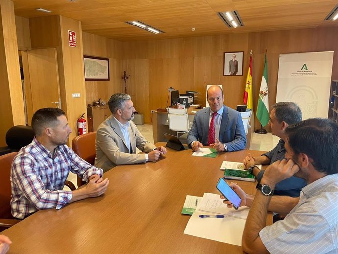El delegado territorial de Sostenibilidad, Medio Ambiente y Economía Azul de la Junta de Andalucía en la provincia de Cádiz, Óscar Curtido, reunido con el alcalde de Rota, Javier Ruiz Arana.