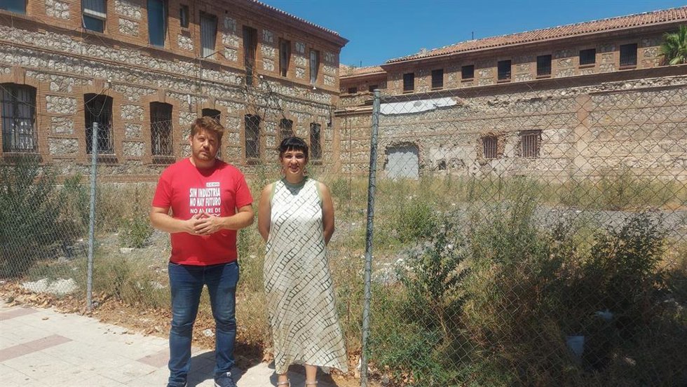 Archivo - La portavoz del grupo municipal de Con Málaga, Toni Morillas, y el viceportavoz, Nicolás Sguiglia, en una imagen de archivo