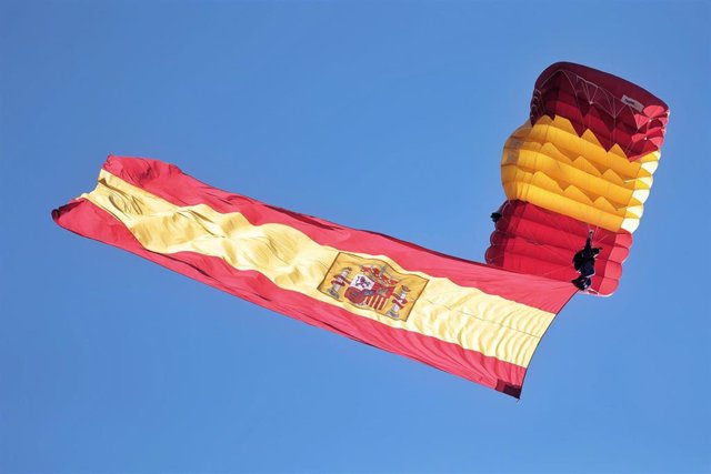 Archivo - Un paracaidista despliega la bandera de España en el aire durante acto solemne de homenaje a la bandera nacional y desfile militar en el Día de la Hispanidad, a 12 de octubre de 2021, en Madrid, (España). 