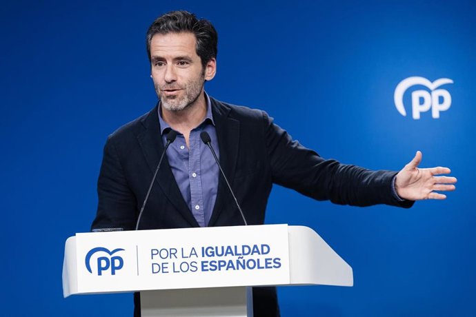 El portavoz del PP y vicesecretario de Cultura y Sociedad Abierta, Borja Sémper, ofrece una rueda de prensa posterior a la reunión del Comité de Dirección del Partido Popular, en la sede nacional del PP, a 9 de octubre de 2023, en Madrid (España). Duran