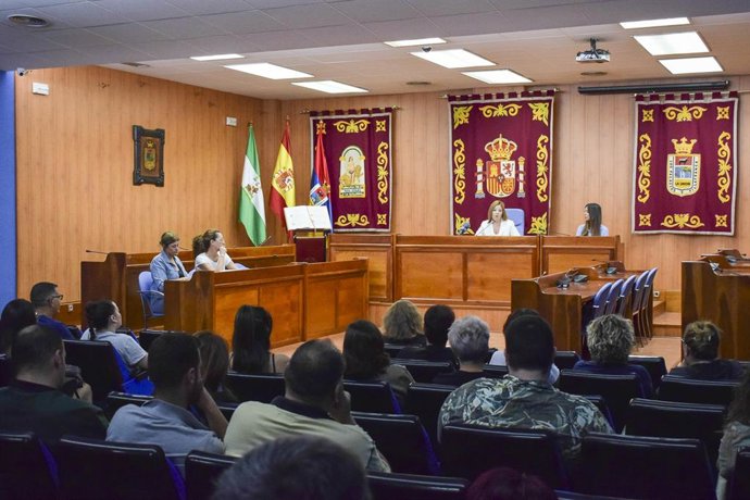 Acto de firma de los contratos en el Ayuntamiento de Los Palacios, en Sevilla.