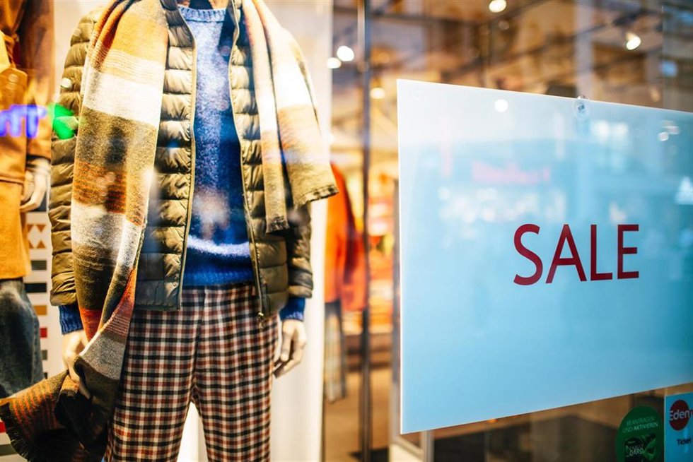 Escaparate de tienda de ropa con el cartel de rebajas
