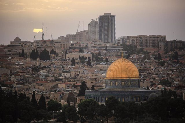 Archivo - 05 May 2023, ---, Jerusalem: A general view of the Dome of the Rock mosque with the Old City in the background during Sunset. Photo: Saeed Qaq/SOPA Images via ZUMA Press Wire/dpa