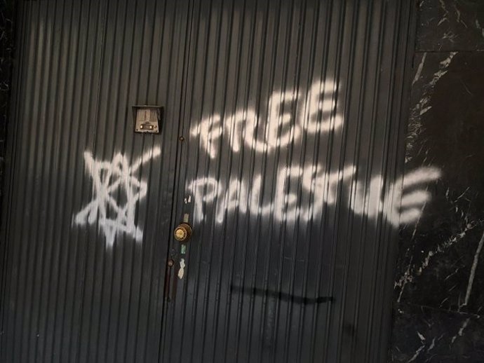 Refuerzan la vigilancia policial en sinagogas y edificios israelíes en Madrid tras la aparición de pintada antisemita