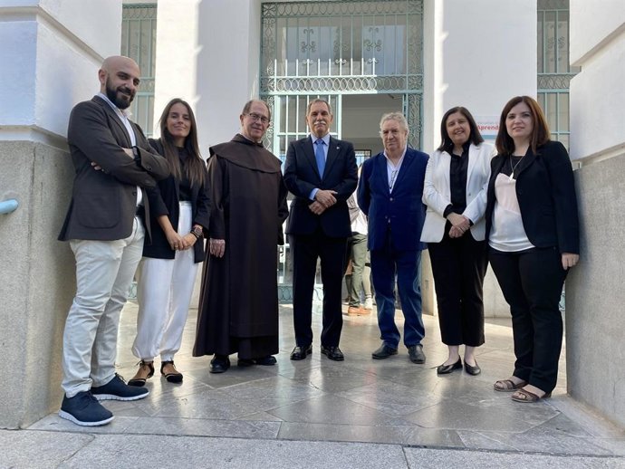 El delegado territorial de la Consejería de Desarrollo Educativo y Formación Profesional, José Francisco Viso (dcha.), en su visita al Colegio Virgen del Carmen.