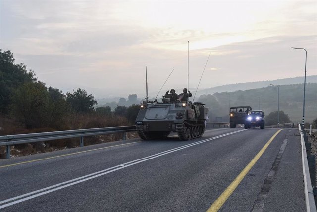 Un vehículo militar de Israel circula tras el ataque de Hamás