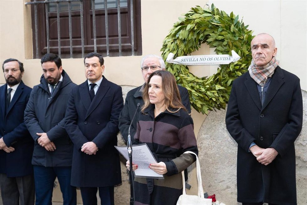 Archivo - Intervención de Teresa Jiménez Becerril en el lugar en Sevilla donde se produjo el asesinato de Alberto Jiménez Becerril y su esposa, Ascensión García 
